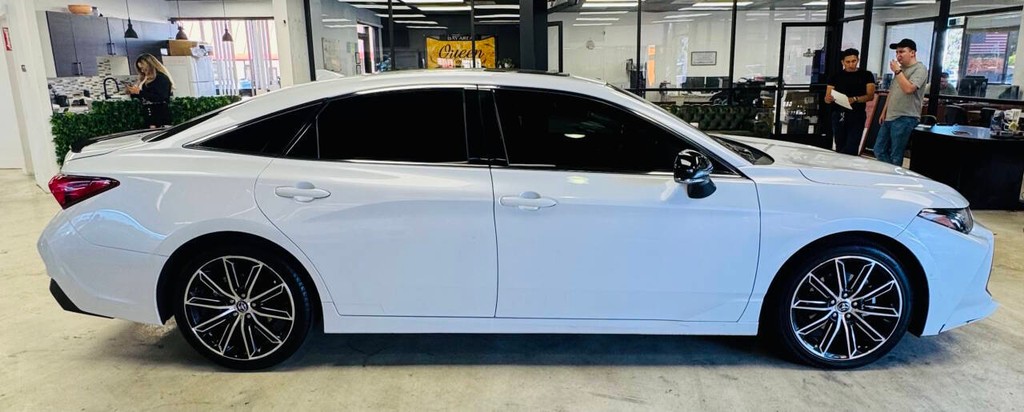 Toyota Avalon Vehicle Full-screen Gallery Image 04