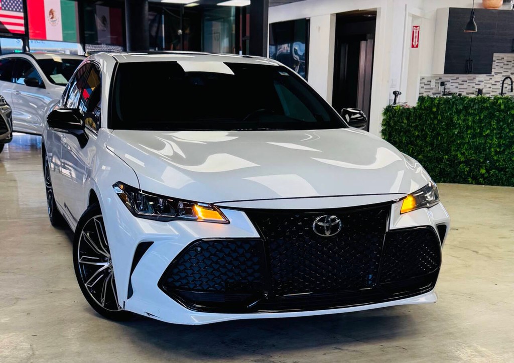 Toyota Avalon Vehicle Full-screen Gallery Image 05