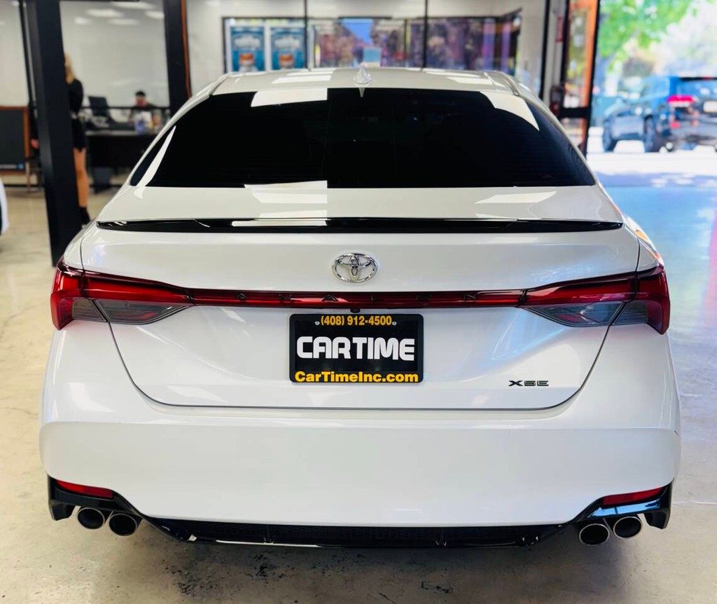 Toyota Avalon Vehicle Full-screen Gallery Image 06