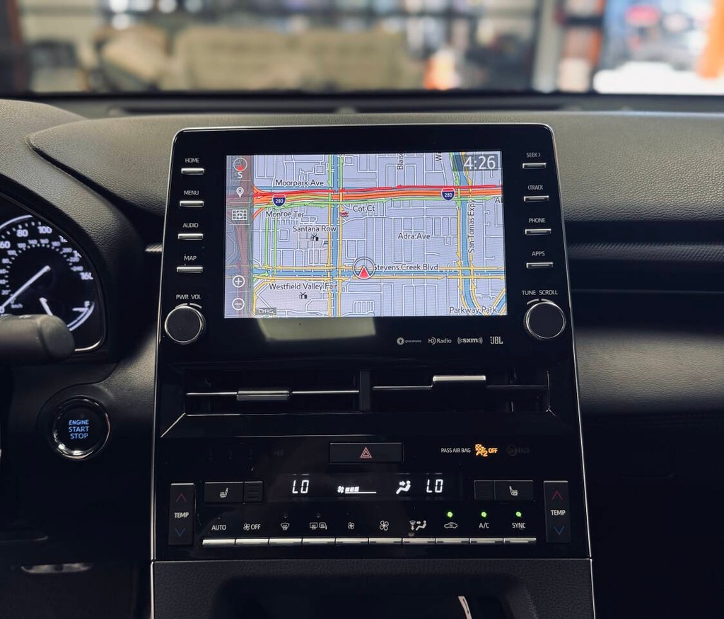 Toyota Avalon Vehicle Full-screen Gallery Image 10