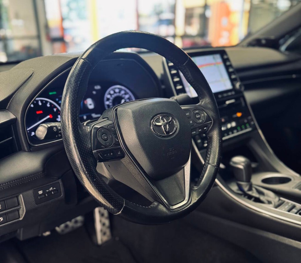 Toyota Avalon Vehicle Full-screen Gallery Image 13