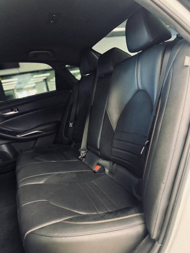 Toyota Avalon Vehicle Full-screen Gallery Image 17