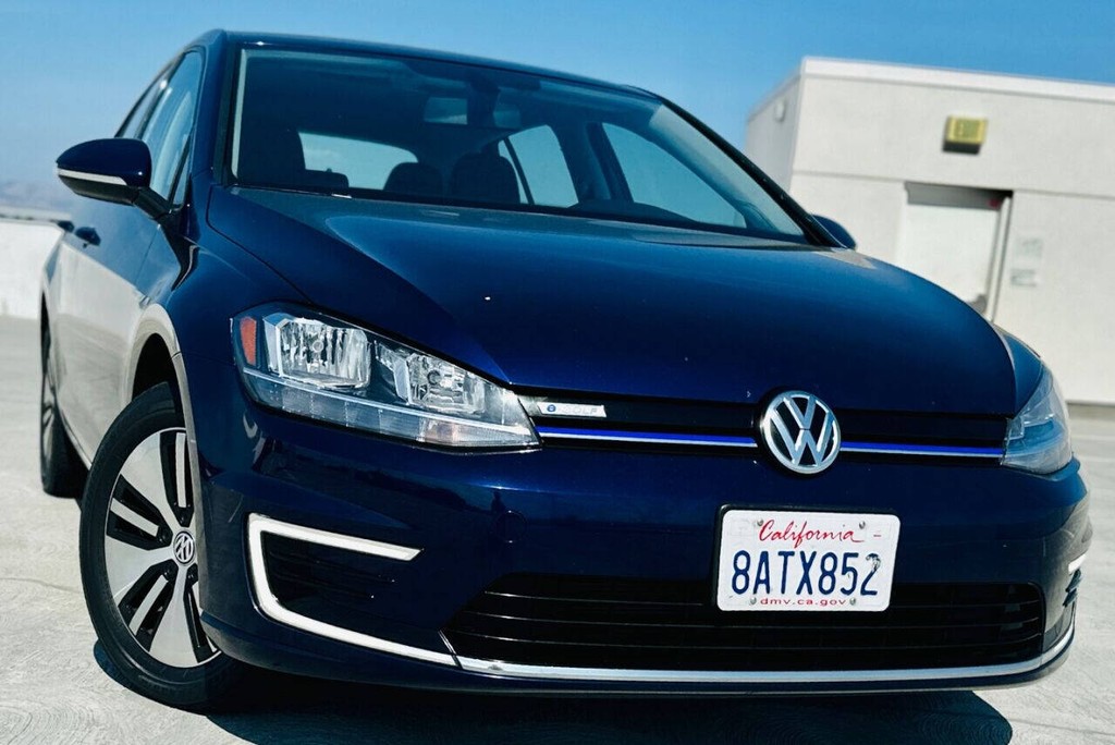 Volkswagen e-Golf Vehicle Full-screen Gallery Image 02