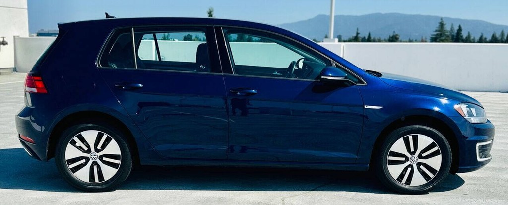 Volkswagen e-Golf Vehicle Full-screen Gallery Image 06