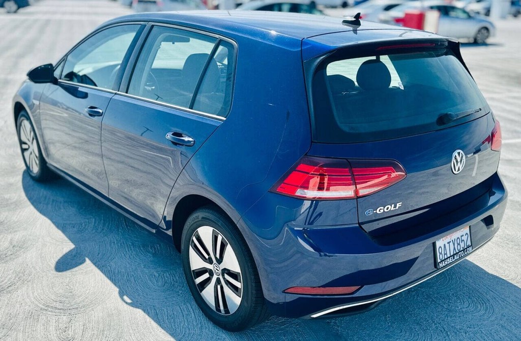 Volkswagen e-Golf Vehicle Full-screen Gallery Image 07