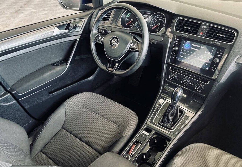 Volkswagen e-Golf Vehicle Full-screen Gallery Image 13