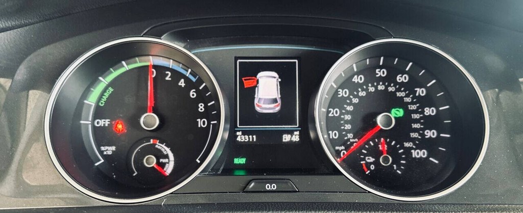 Volkswagen e-Golf Vehicle Full-screen Gallery Image 15