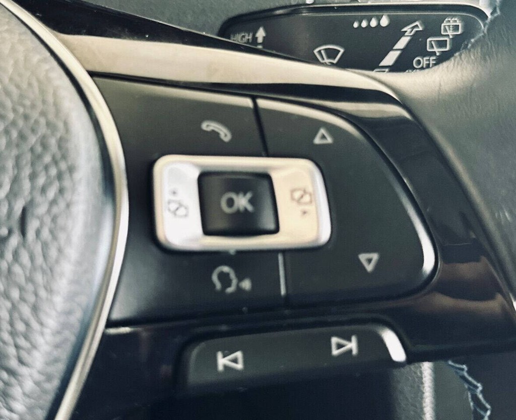 Volkswagen e-Golf Vehicle Full-screen Gallery Image 20