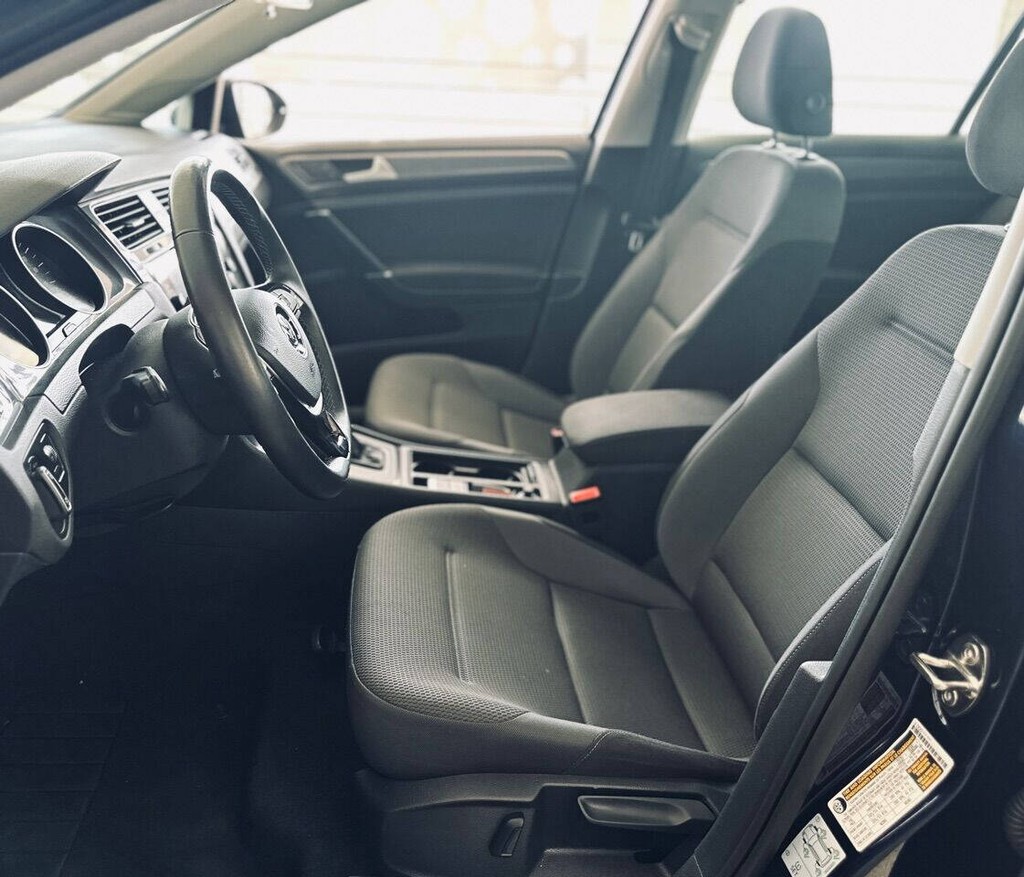 Volkswagen e-Golf Vehicle Full-screen Gallery Image 22