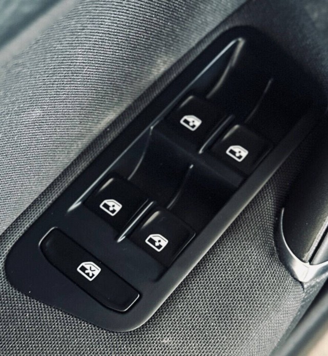 Volkswagen e-Golf Vehicle Full-screen Gallery Image 21