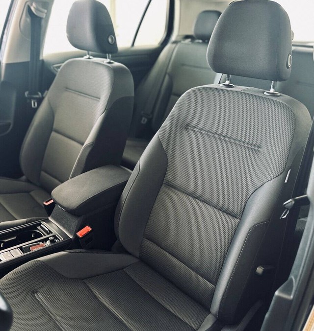 Volkswagen e-Golf Vehicle Full-screen Gallery Image 23