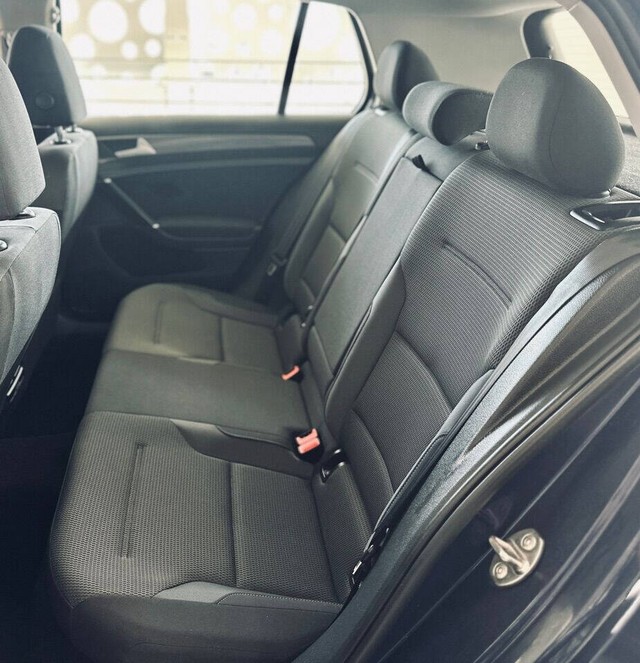 Volkswagen e-Golf Vehicle Full-screen Gallery Image 24