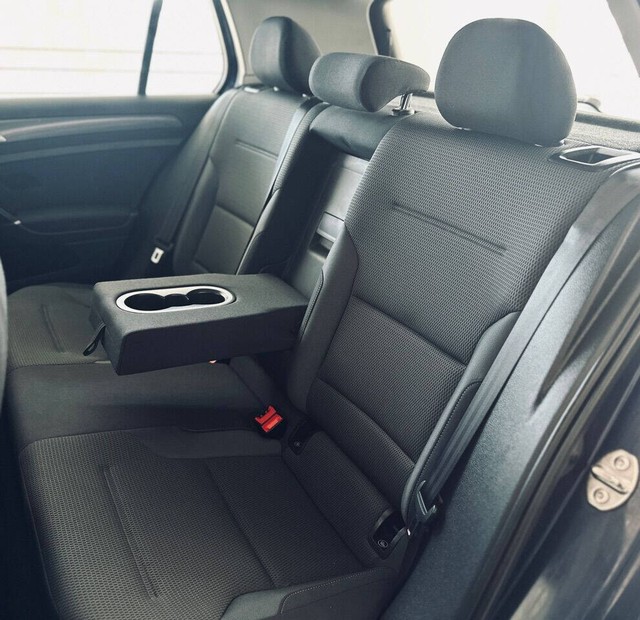 Volkswagen e-Golf Vehicle Full-screen Gallery Image 25