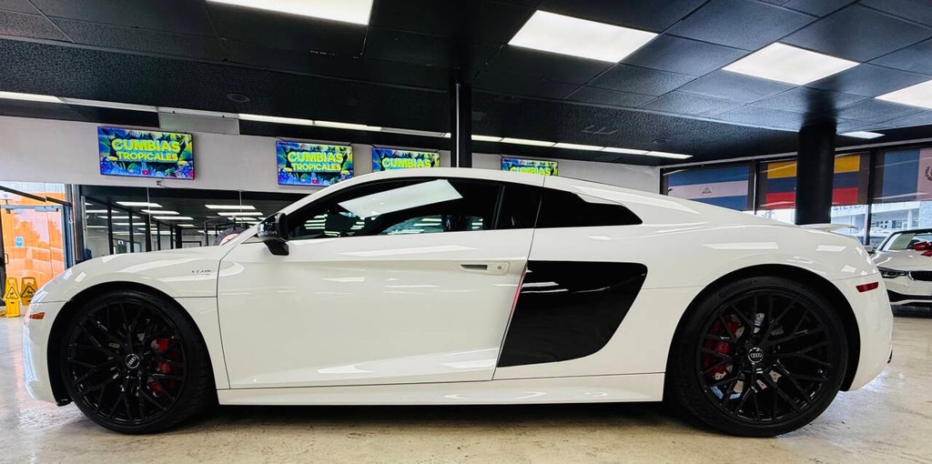 Audi R8 Coupe Vehicle Full-screen Gallery Image 02