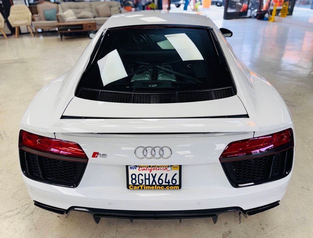 Audi R8 Coupe Vehicle Full-screen Gallery Image 03