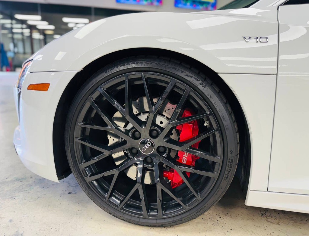 Audi R8 Coupe Vehicle Full-screen Gallery Image 04