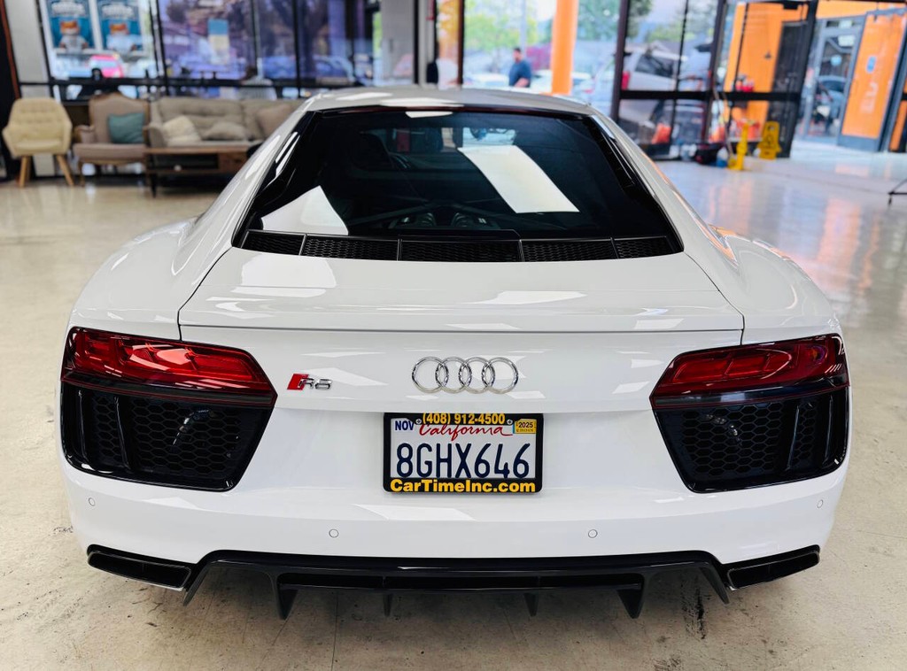 Audi R8 Coupe Vehicle Full-screen Gallery Image 08