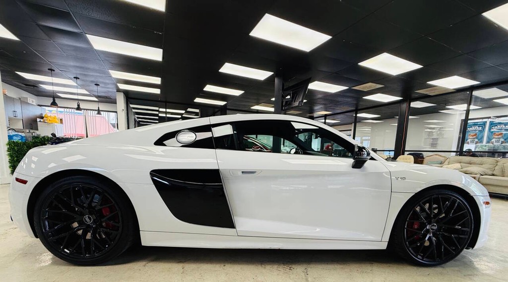 Audi R8 Coupe Vehicle Full-screen Gallery Image 09