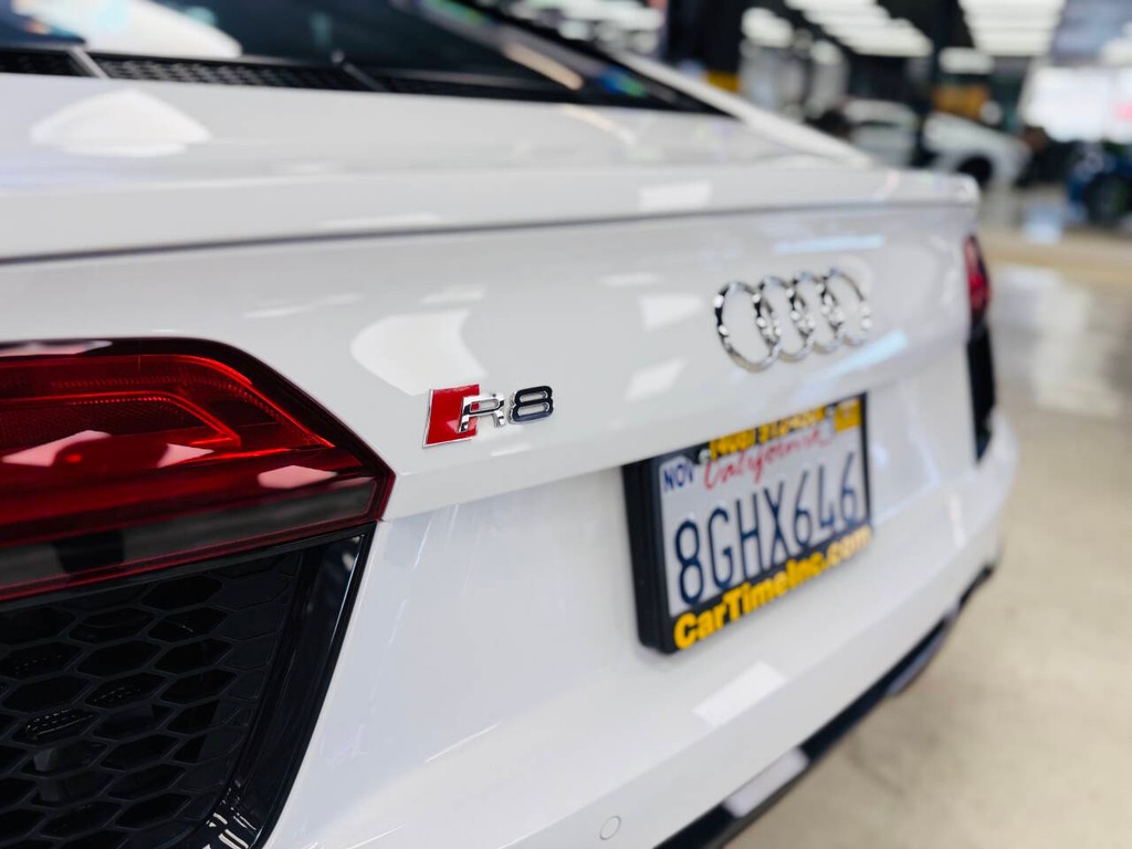 Audi R8 Coupe Vehicle Full-screen Gallery Image 10