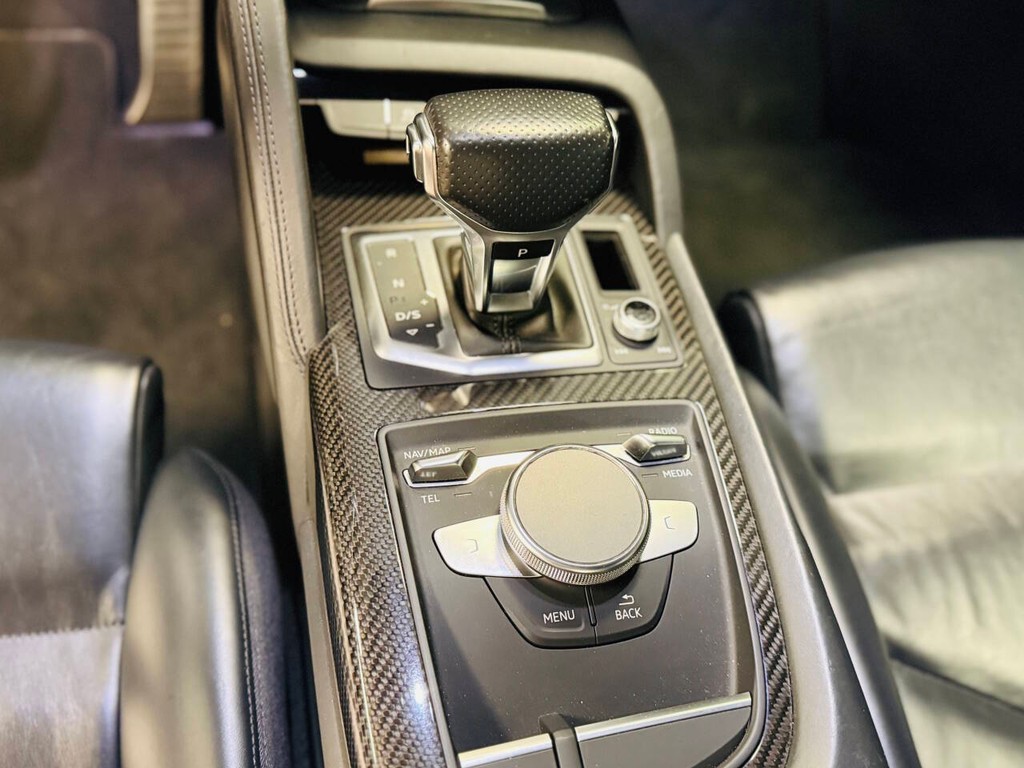 Audi R8 Coupe Vehicle Full-screen Gallery Image 15