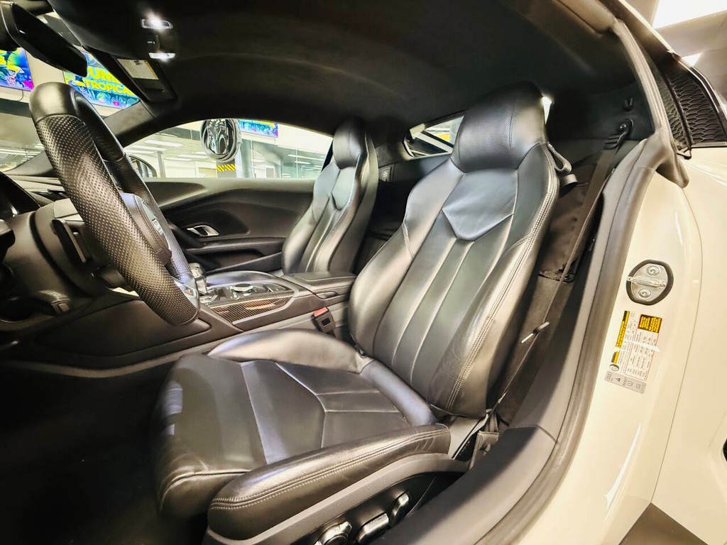 Audi R8 Coupe Vehicle Full-screen Gallery Image 17