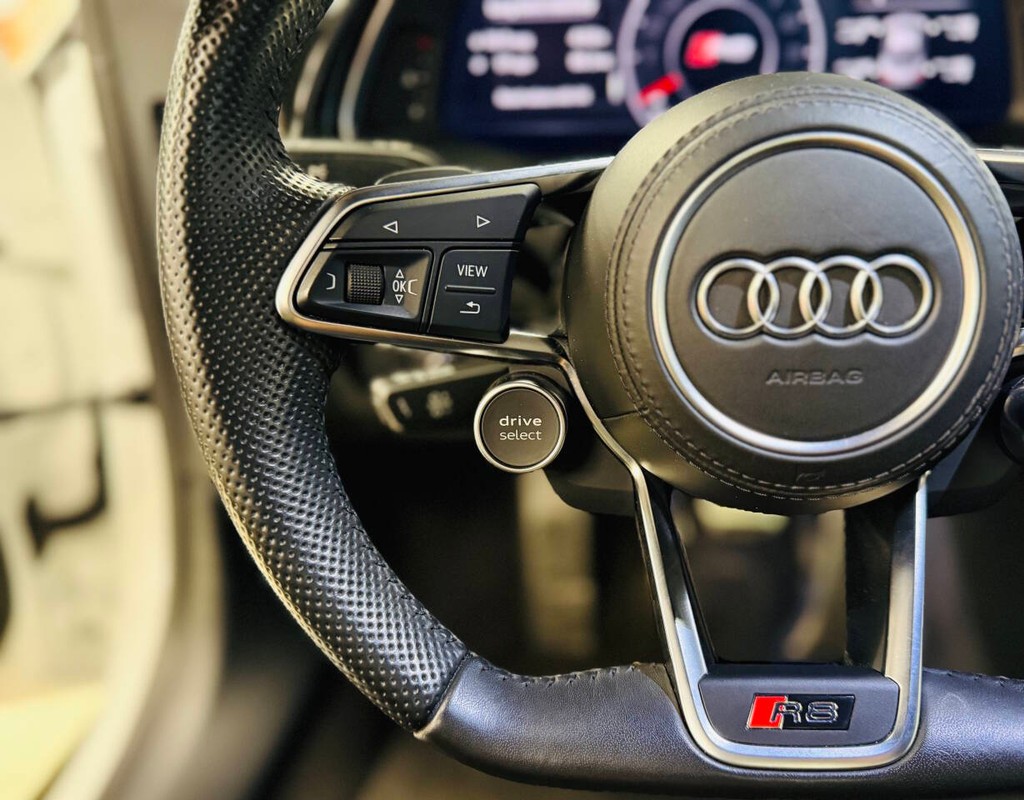 Audi R8 Coupe Vehicle Full-screen Gallery Image 19