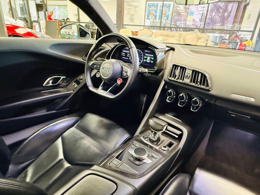 Audi R8 Coupe Vehicle Full-screen Gallery Image 20