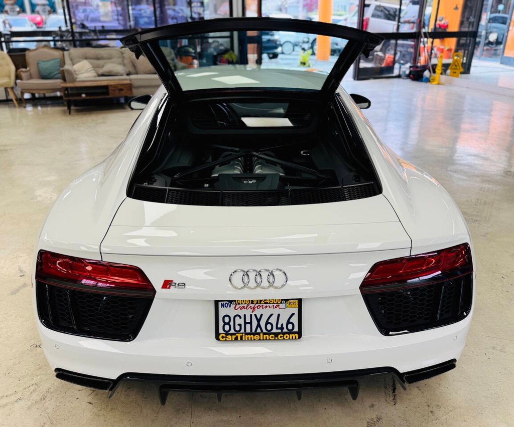 Audi R8 Coupe Vehicle Full-screen Gallery Image 21