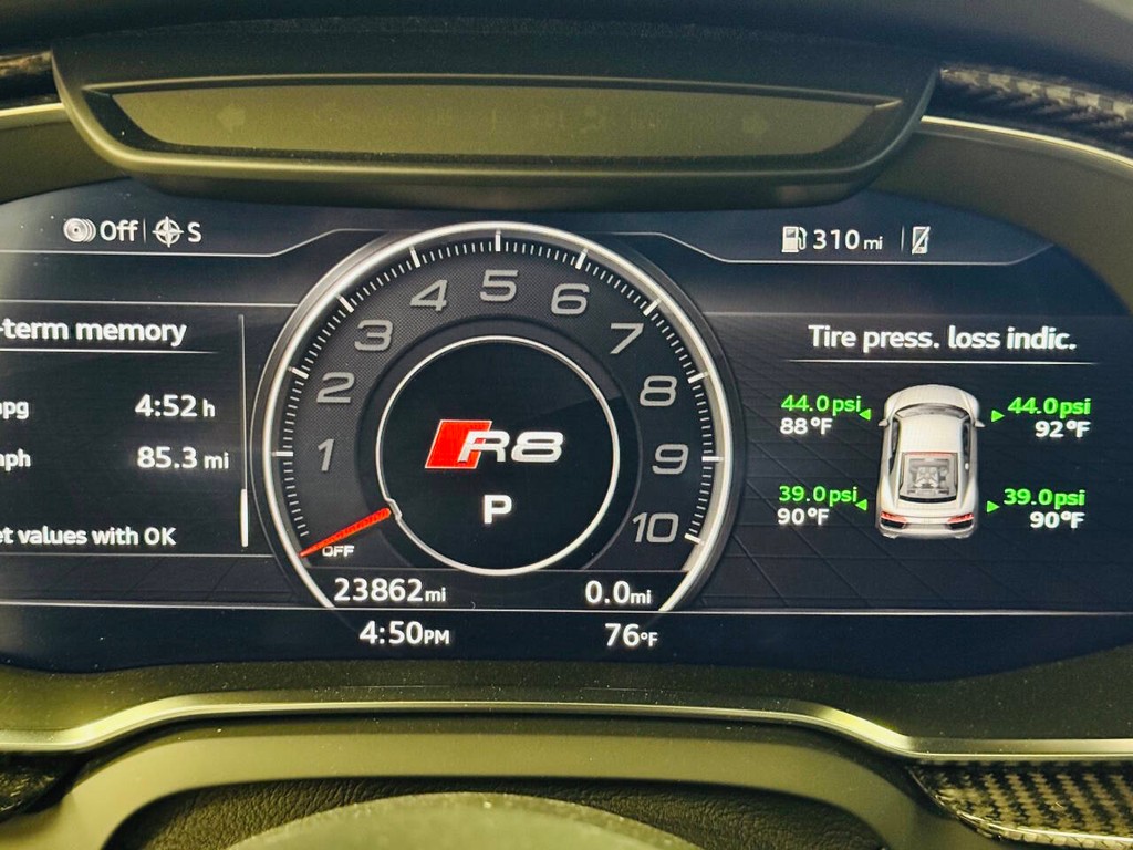 Audi R8 Coupe Vehicle Full-screen Gallery Image 22