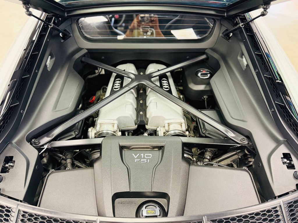 Audi R8 Coupe Vehicle Full-screen Gallery Image 23