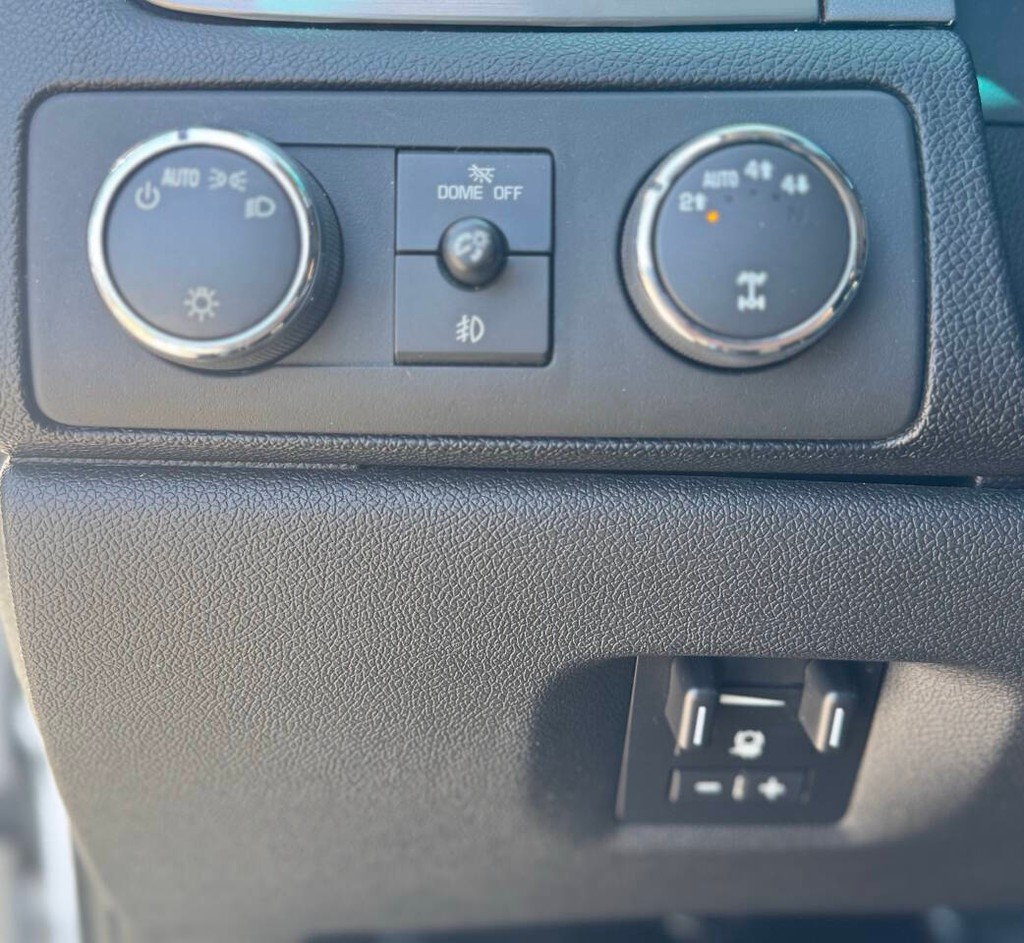 GMC Yukon XL Vehicle Full-screen Gallery Image 14