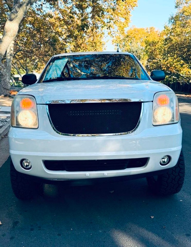 GMC Yukon XL Vehicle Full-screen Gallery Image 02