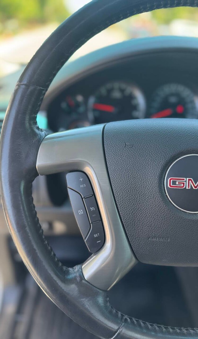 GMC Yukon XL Vehicle Full-screen Gallery Image 09