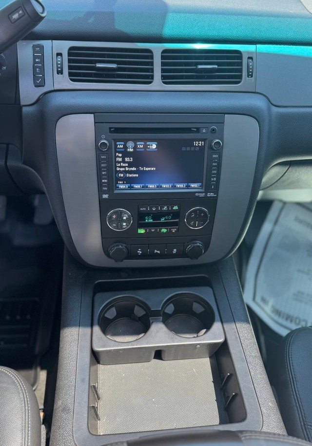 GMC Yukon XL Vehicle Full-screen Gallery Image 12