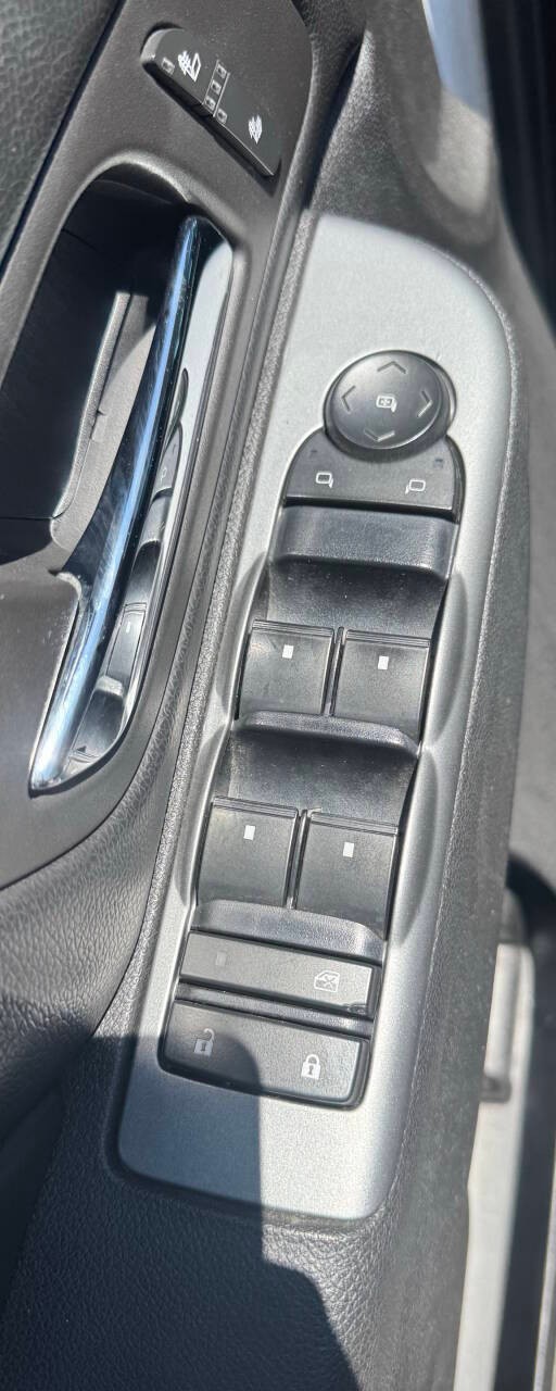 GMC Yukon XL Vehicle Full-screen Gallery Image 16