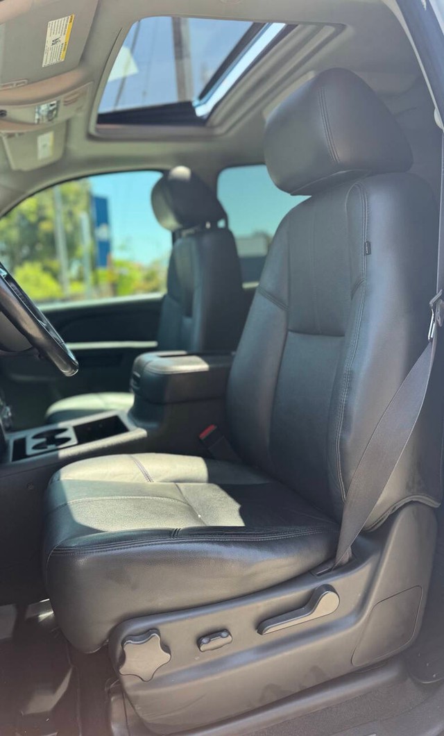 GMC Yukon XL Vehicle Full-screen Gallery Image 18