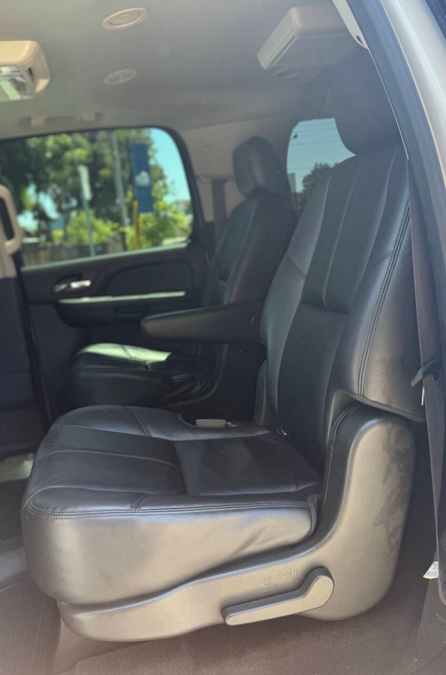 GMC Yukon XL Vehicle Full-screen Gallery Image 19