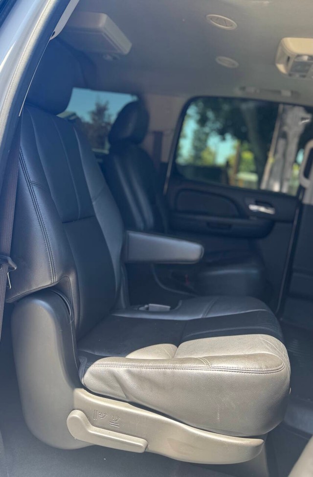 GMC Yukon XL Vehicle Full-screen Gallery Image 20