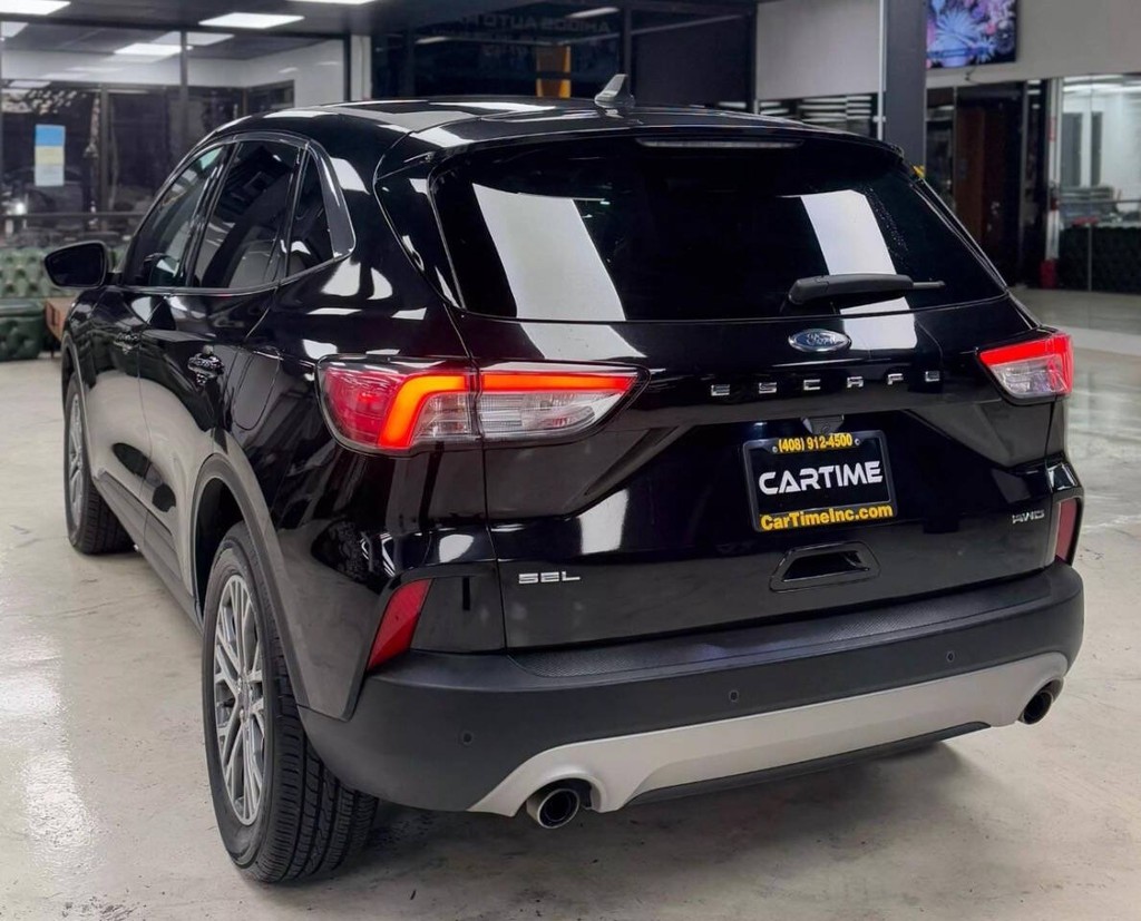 Ford Escape Vehicle Full-screen Gallery Image 09