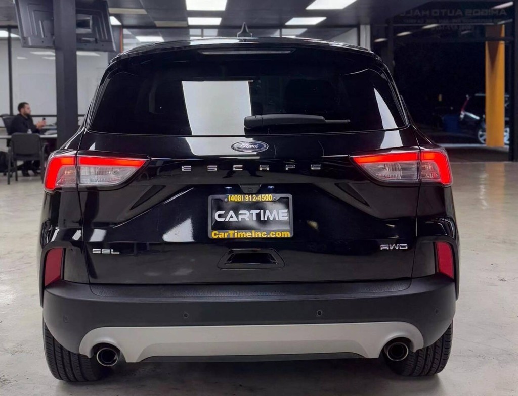 Ford Escape Vehicle Full-screen Gallery Image 12