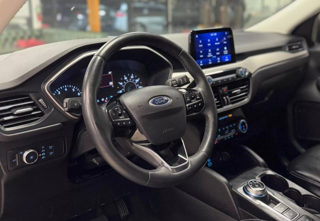 Ford Escape Vehicle Full-screen Gallery Image 21