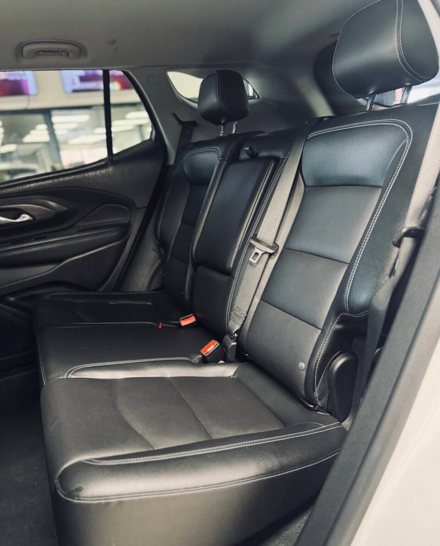 GMC Terrain Vehicle Full-screen Gallery Image 16