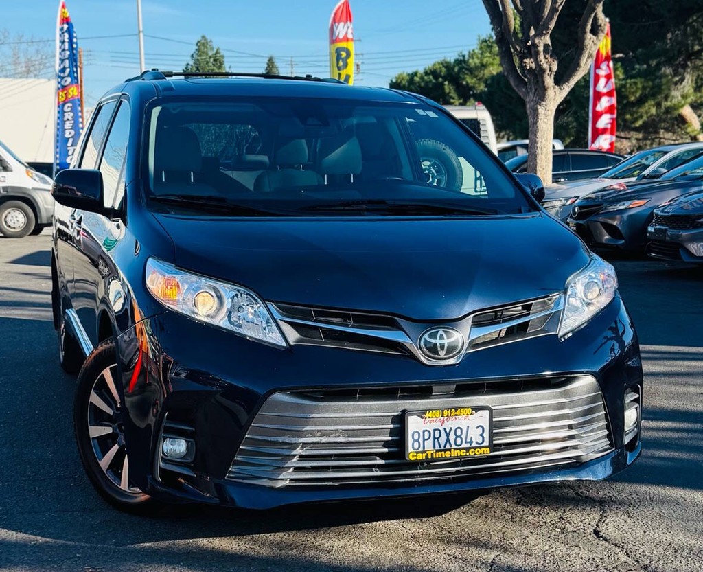 Toyota Sienna Vehicle Full-screen Gallery Image 02