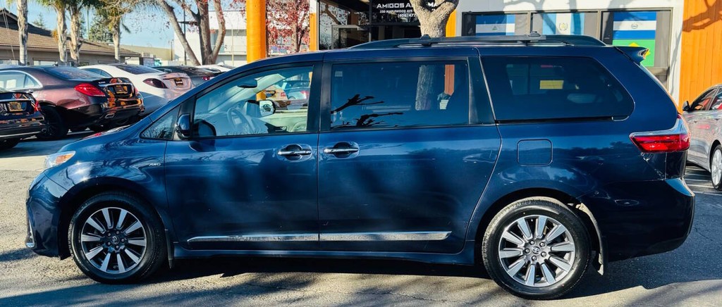 Toyota Sienna Vehicle Full-screen Gallery Image 05