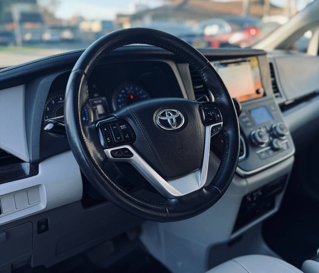 Toyota Sienna Vehicle Full-screen Gallery Image 13
