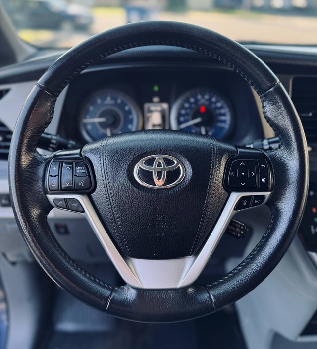 Toyota Sienna Vehicle Full-screen Gallery Image 09