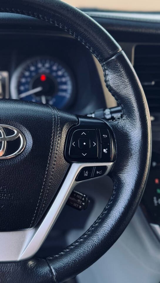 Toyota Sienna Vehicle Full-screen Gallery Image 12