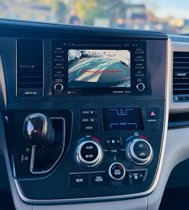 Toyota Sienna Vehicle Full-screen Gallery Image 14