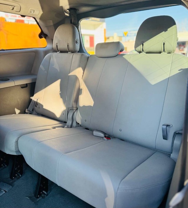 Toyota Sienna Vehicle Full-screen Gallery Image 20
