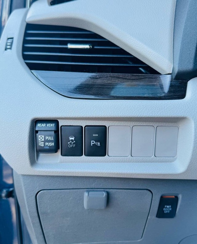 Toyota Sienna Vehicle Full-screen Gallery Image 21